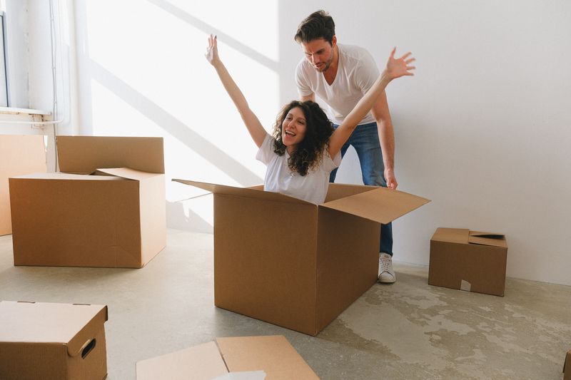 MOVE-IN / MOVE-OUT
